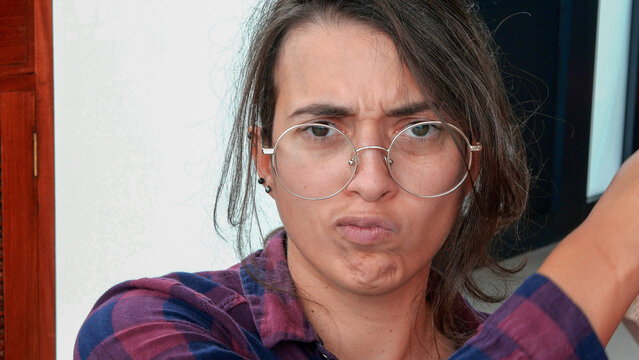 Portrait gros plan d'une jeune femme contrariée et sur ses gardes