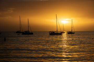 Veleros en la puesta de sol 