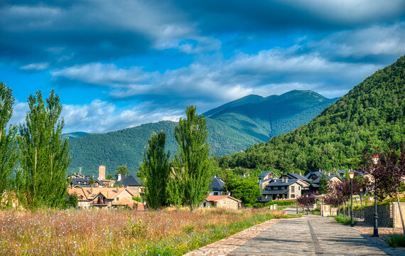 Gav&iacute;n ​​is a Spanish town belonging to the municipality of Biescas, in Alto G&aacute;llego, province of Huesca, Arag&oacute;n. Spain