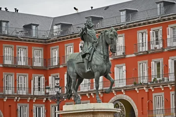 Fotobehang Madrid, la statua equestre di Filippo III, Plaza Mayor - Spagna  © lamio