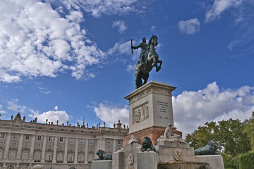 Madrid, il Monumento equestre a Filippo IV ed il Palazzo Reale - Spagna