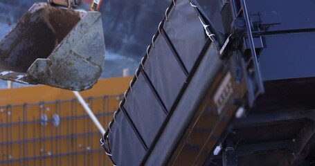 土木工事の現場で活動する重機