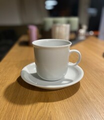 Tasse vor Adventskerzen