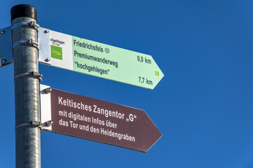 Wegweiser vor blauem Himmel