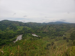 Fototapeta premium Paisaje con rio