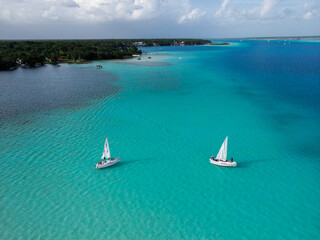 Obraz premium Veleros en la laguna de Bacalar, vista aérea 01 
