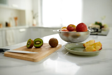 Fresh apples and kiwis cut in pieces when making snack plate