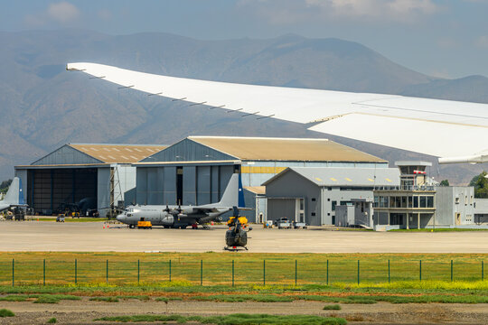 Avi&atilde;o da for&ccedil;a a&eacute;rea do Chile parado no Aeroporto Internacional Arturo Merino Ben&iacute;tez. Santiago, Chile. 2023.