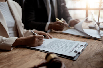 Legal execution department makes an appointment with the customer to sign a mediation agreement to pay the debt. Lawyer discuss the contract document. Treaty of the law. Sign a contract business.