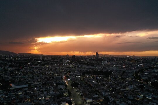 Ciudad desde las alturas en atardecer toma panor&aacute;mica de Dron, Guadalajara