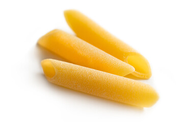 Penne lisce, tradizionale formato di pasta italiana isolato su fondo bianco, cibo europeo 