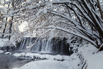 Krajobraz zimowy, wschód słońca, rzeka, wodospad i zaśnieżone drzewa (Winter landscape,...