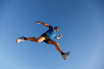 Fototapeta na wymiar Runner jump at the city