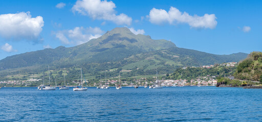 Vue panoramique de la ville de Saint Pierre et de la montagne Pel&eacute;e &agrave; La Martinique.