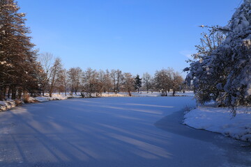 Blick auf den zugrfrorenenen See im neuen Kurpark von Bad Gögging in Bayern