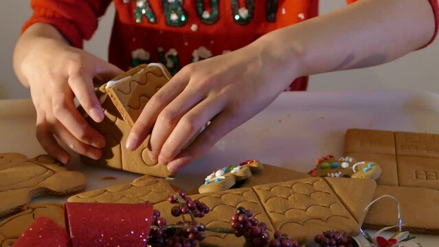 Christmas Art Craft - Decoration Workshop Table - Close Kid Hands - Gingerbread Man House