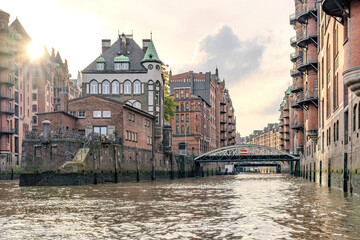Blick auf die Architektur der Hafencity von Hamburg vom Kanal aus 