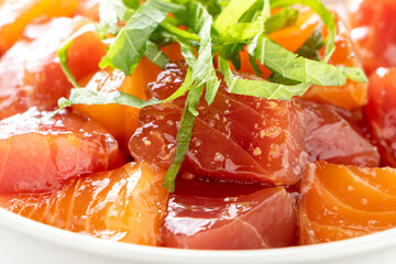 鮪とサーモンの二色海鮮漬け丼のアップ。
