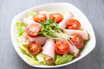 パストラミポークとミニトマトのサラダ。
