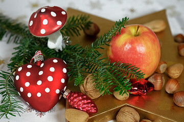Weihnachtliche Tisch Dekoration mit Nüssen 