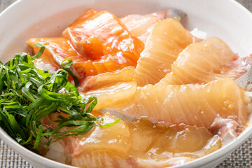 海鮮丼(サーモン･カンパチ･真鯛の漬け海鮮丼)。
