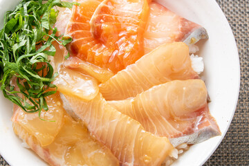 海鮮丼(サーモン･カンパチ･真鯛の漬け海鮮丼)。
