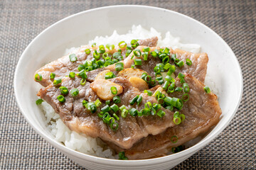 牛カルビ焼肉丼。
