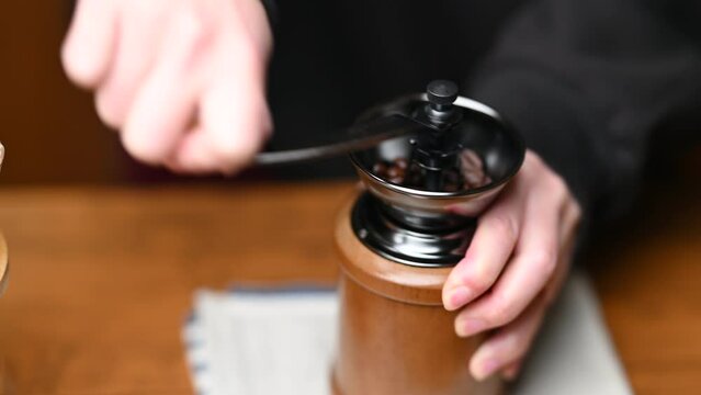 コーヒーミルでコーヒー豆を挽く 