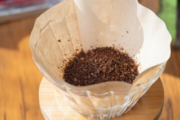 コーヒーミルでコーヒー豆を挽く 
