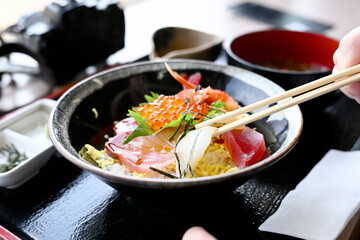 新鮮な魚介類の海鮮丼
