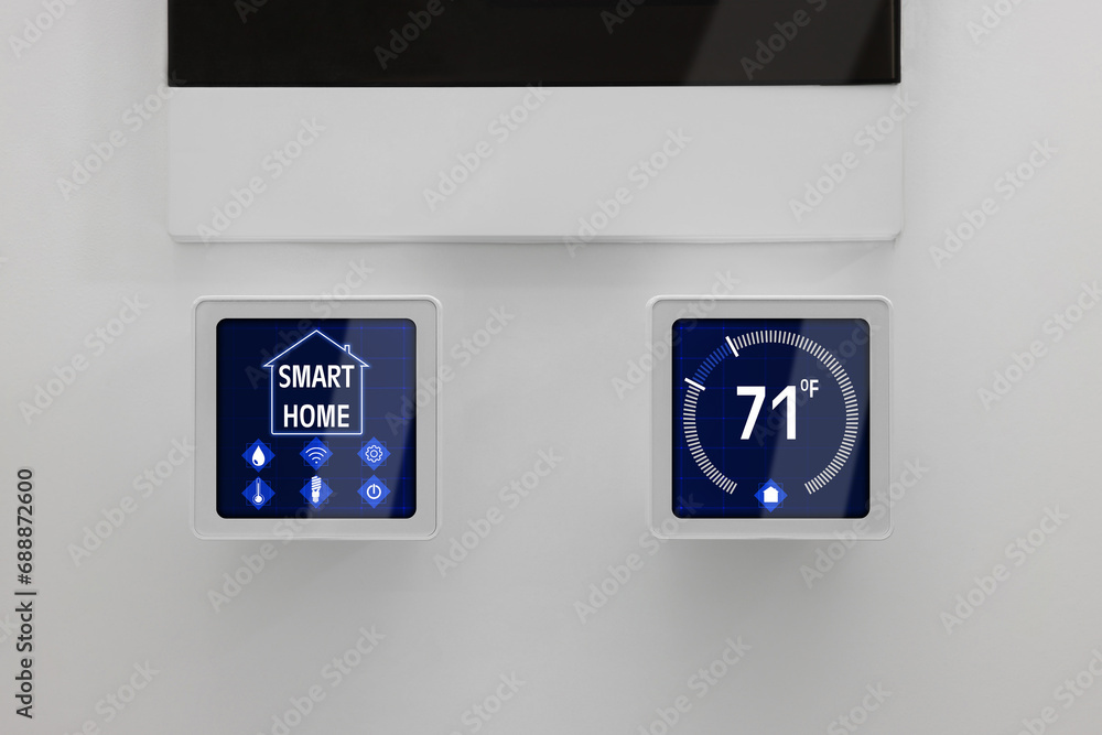 Aufkleber thermostat displaying temperature in fahrenheit scale and different icons. smart home device on whit
