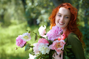 Obraz premium lady with peonies