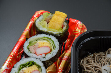 大根おろし蕎麦とサラダ巻き