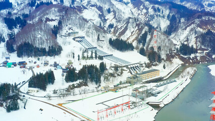 雪の積もった水力発電所の空撮