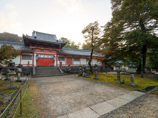 開門前の手向山八幡宮