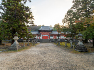 開門前の手向山八幡宮