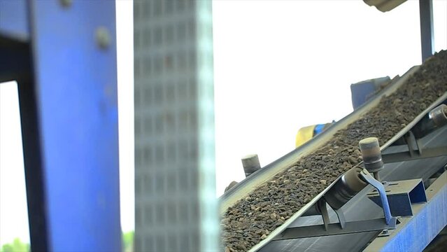 Belt Conveyor, Cold Elevator and hopper to supply cold aggregate from cold bin. Distribute cold aggregate via belt feeder to aggregate belt conveyor according to certain proportions