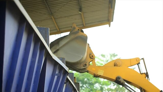 Wheel loaders transport aggregate material from various fractions to the Cold Bin at the Asphalt Mixing Plant factory. Used on road projects that have a very large need for hotmix.