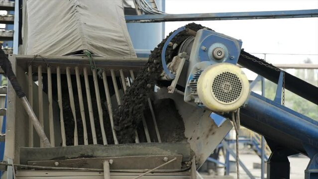 Belt Conveyor, Cold Elevator and hopper to supply cold aggregate from cold bin. Distribute cold aggregate via belt feeder to aggregate belt conveyor according to certain proportions