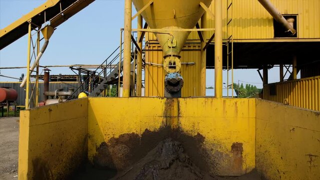 AMP unit comes with Dust Collection equipment System Dry or Wet type Dust Collector type at Asphalt mixing plant. Place to collect dust resulting from the aggregate drying process. Asphalt factory