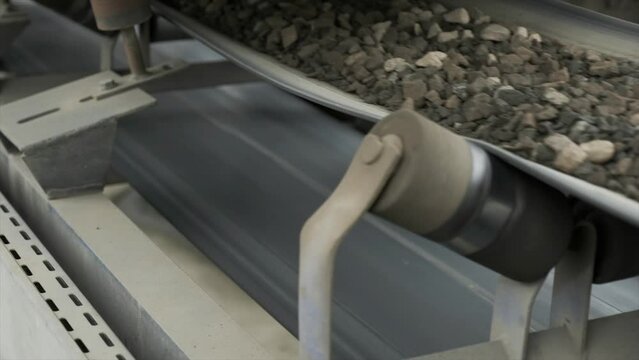 Belt Conveyor, Cold Elevator and hopper to supply cold aggregate from cold bin. Distribute cold aggregate via belt feeder to aggregate belt conveyor according to certain proportions