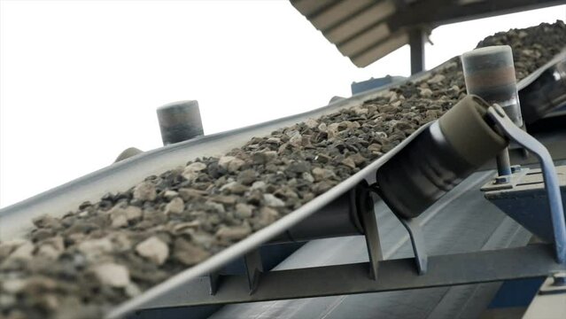 Belt Conveyor, Cold Elevator and hopper to supply cold aggregate from cold bin. Distribute cold aggregate via belt feeder to aggregate belt conveyor according to certain proportions