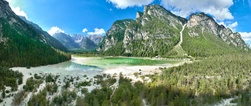 Lago Landro - Panoramica aerea dall'alto del paesaggio sulle Dolomiti di Sesto