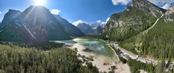Lago Landro - Panoramica aerea dall'alto del paesaggio sulle Dolomiti di Sesto - obrazy, fototapety, plakaty