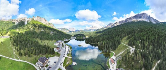 Lago Misurina - Panoramica aerea dall'alto del paesaggio sulle Dolomiti di Sesto