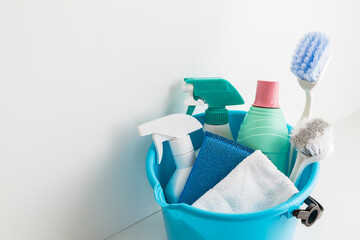 バケツに入った掃除道具と洗剤　白背景