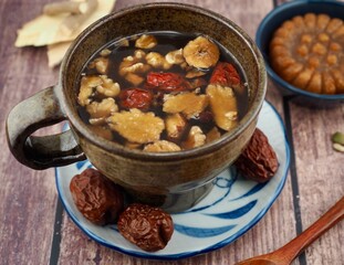 한국 전통음료 쌍화차와 말린대추, 건과류