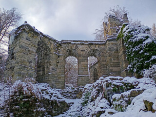 Historischer Aquädukt in einem Park in Kassel Wilhelmshöhe im Winter