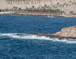 Obraz premium sea water with waves on rocky shores.