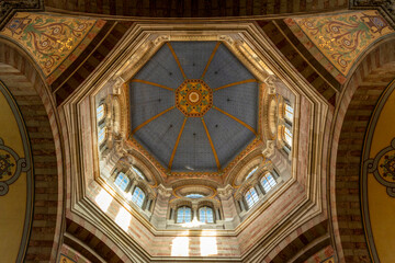 Fototapeta na wymiar Plafond décoré de la cathédrale Sainte-Marie-Majeure de Marseille